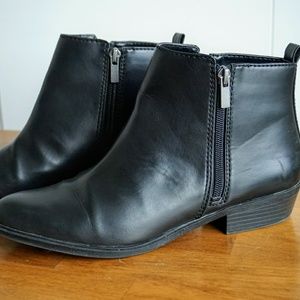 Chaps Black Ankle Booties (sz 9)